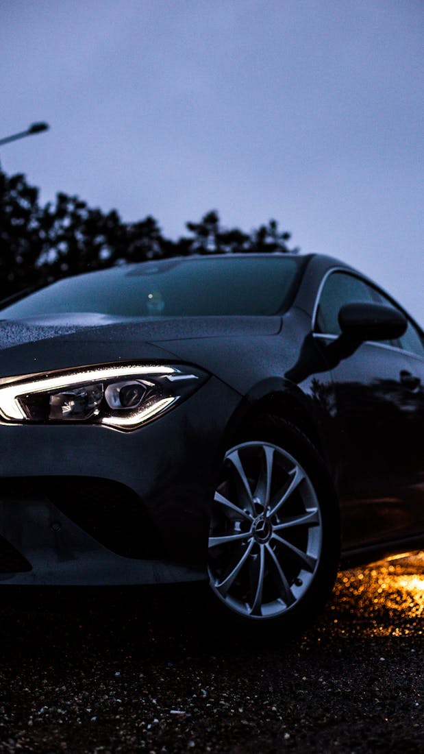 Чёрный автомобиль бизнес-класса в вечернем свете